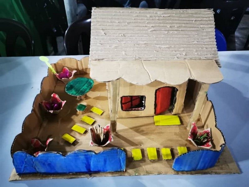 Inilah bangunannya..hasil anak nurul iman buat projek untuk tahun 6. Guna kotak dan bekas telur.